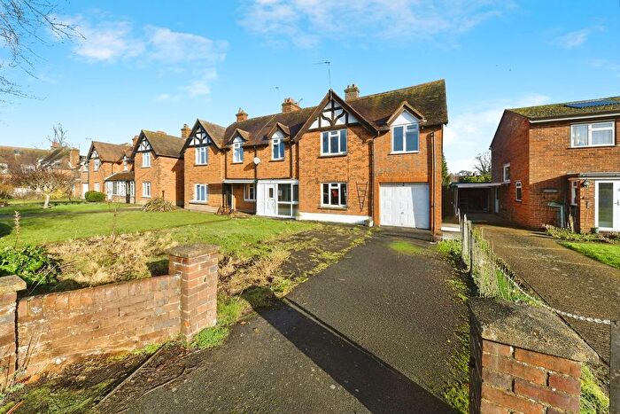 4 Bedroom Semi-Detached House For Sale In Becket Gardens, Welwyn, Hertfordshire, AL6