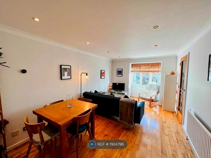 2 Bedroom Flat To Rent In Beechwood Grove, East Acton, W3