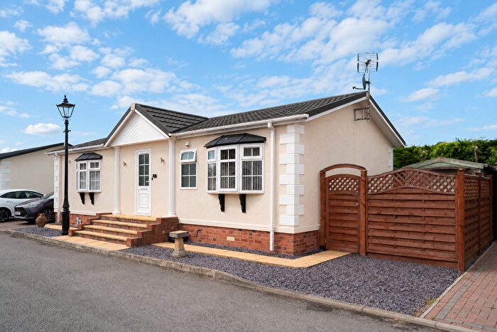 2 Bedroom Detached Bungalow For Sale In Swanlow Drive, Acaster Malbis, York, YO23