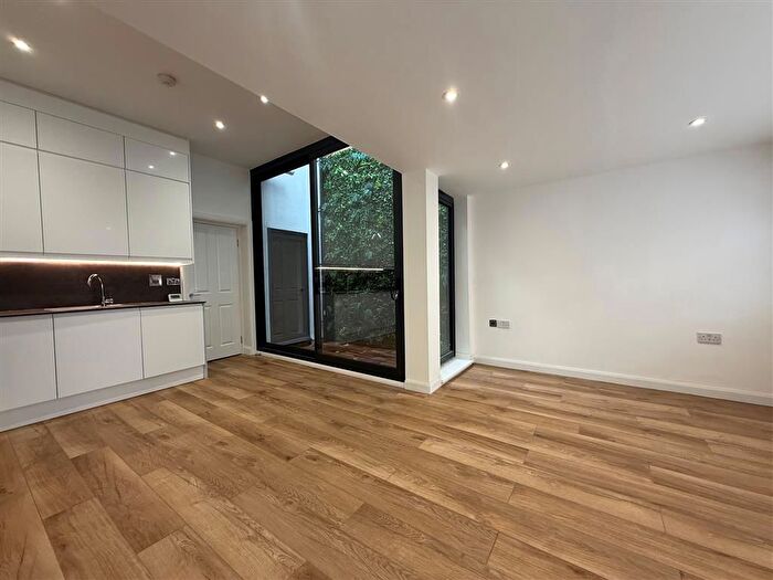 1 Bedroom Flat To Rent In Sandycombe Road, Kew, TW9