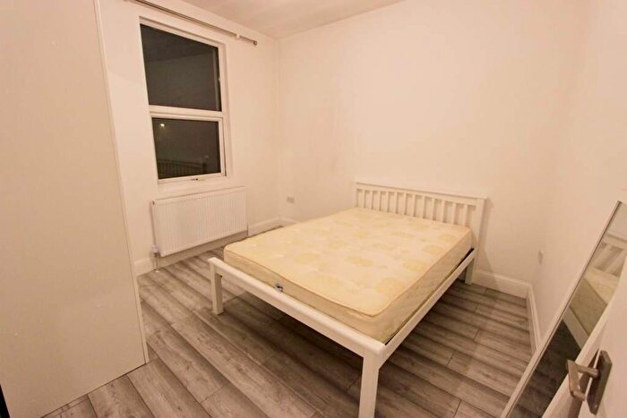 2 Bedroom Apartment To Rent In Barrett's Grove, London, N16