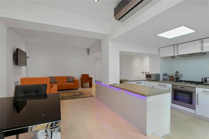 2 Bedroom Flat To Rent In Fairfax Place, Holland Park, London, W14