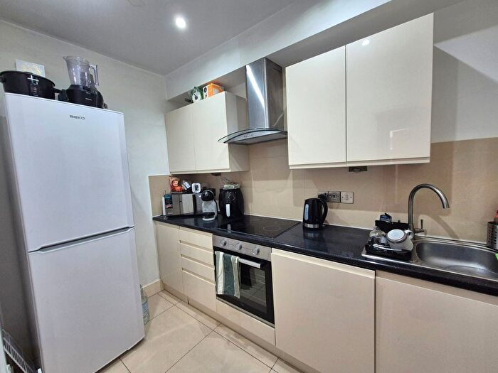 2 Bedroom Flat To Rent In Brixton Road, Brixton, SW9