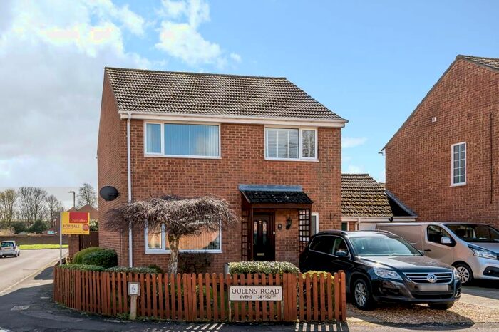 3 Bedroom Link Detached House To Rent In Queens Road, Carterton, OX18