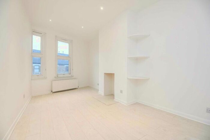 1 Bedroom Flat To Rent In Oakmead Road, London, SW12