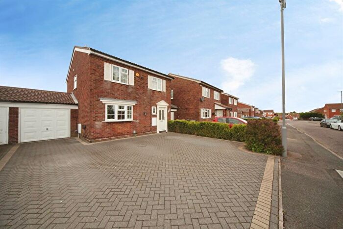 4 Bedroom Link Detached House For Sale In Raynham Way, Luton, LU2