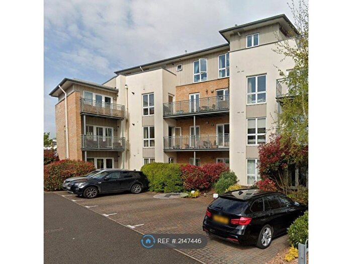 2 Bedroom Flat To Rent In Isis House, Chertsey, KT16