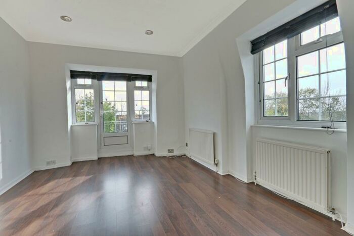 2 Bedroom Flat To Rent In Belmont Close, Cockfosters, EN4