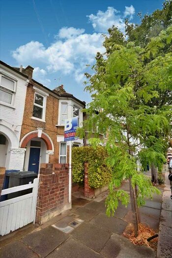3 Bedroom Flat To Rent In Petersfield Road, Acton, Acton, W3