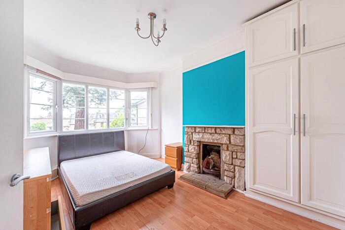 4 Bedroom Maisonette To Rent In Crescent Road, Finchley, London, N3