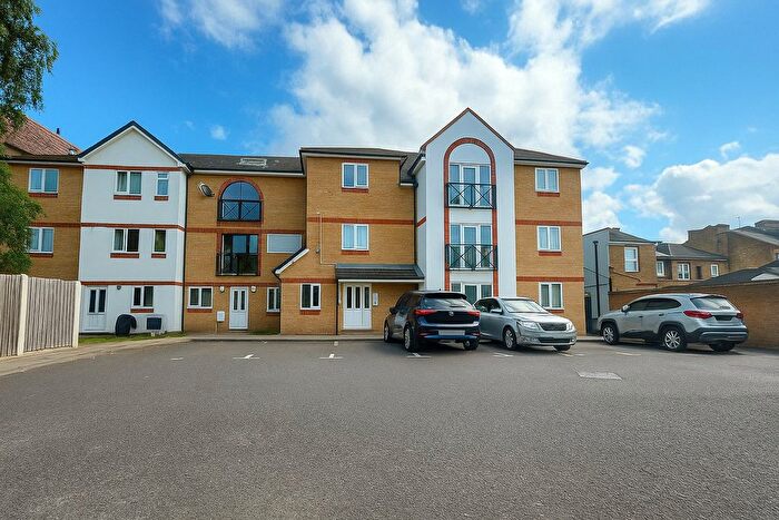 2 Bedroom Flat For Sale In Enton Place, Vine Place, Hounslow, Greater London, TW3