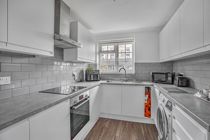 2 Bedroom Flat For Sale In Kingfisher Drive, Staines-Upon-Thames, TW18