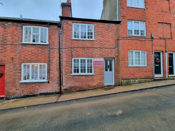 2 Bedroom Cottage To Rent In Well Street, Buckingham, MK18