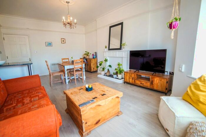 3 Bedroom Flat To Rent In Top Floor Flat, Manilla Road, Clifton, Bristol, BS8