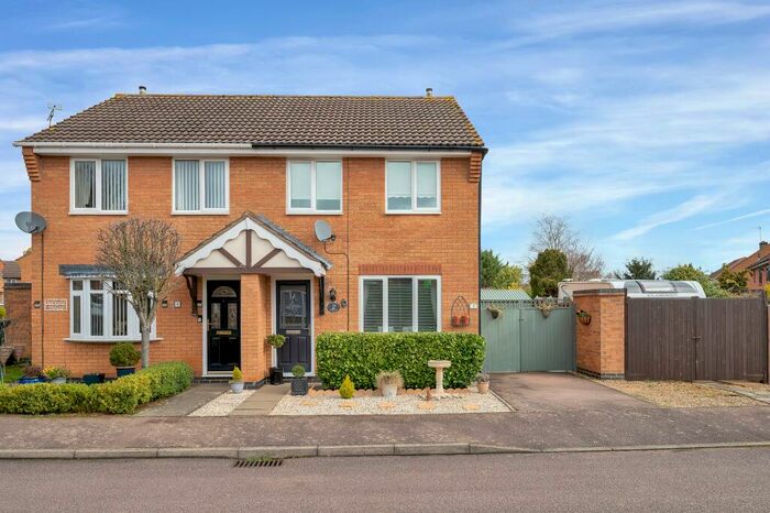 3 Bedroom Semi-Detached House For Sale In Plover Close, Oakham, LE15