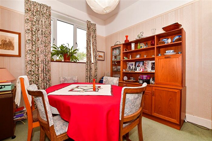 4 Bedroom Chalet For Sale In Orchard Drive, Tonbridge, Kent, TN10