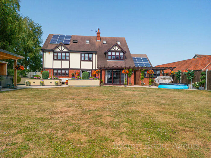 6 Bedroom Detached House For Sale In Nestled In The Desirable Coastal Village Of Corton, NR32