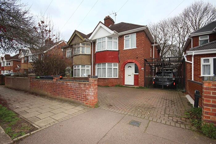 3 Bedroom Semi Detached House For Sale In Chestnut Avenue, Bedford, MK40
