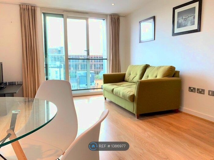 1 Bedroom Flat To Rent In Dickinson Court, London, EC1V