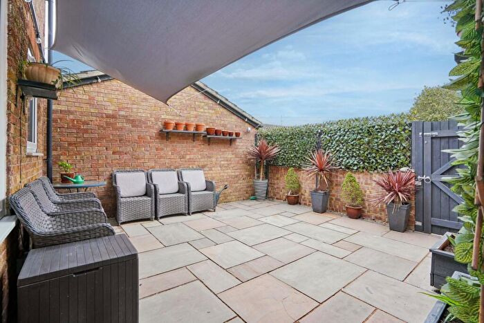 2 Bedroom Flat For Sale In Sadlers Court, Abingdon, OX14