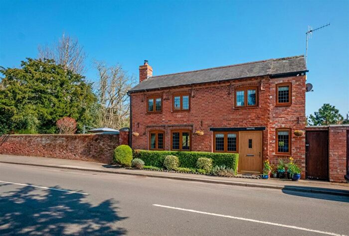 2 Bedroom Detached House For Sale In Wellesbourne Road, Barford, CV35