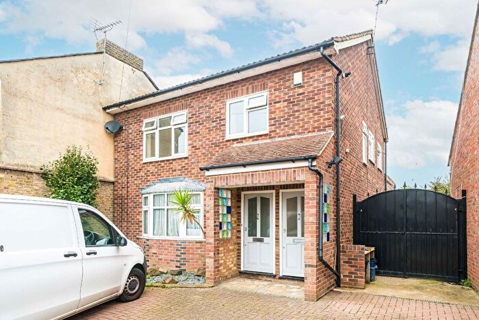 2 Bedroom Flat To Rent In Colne Road, Twickenham, TW2