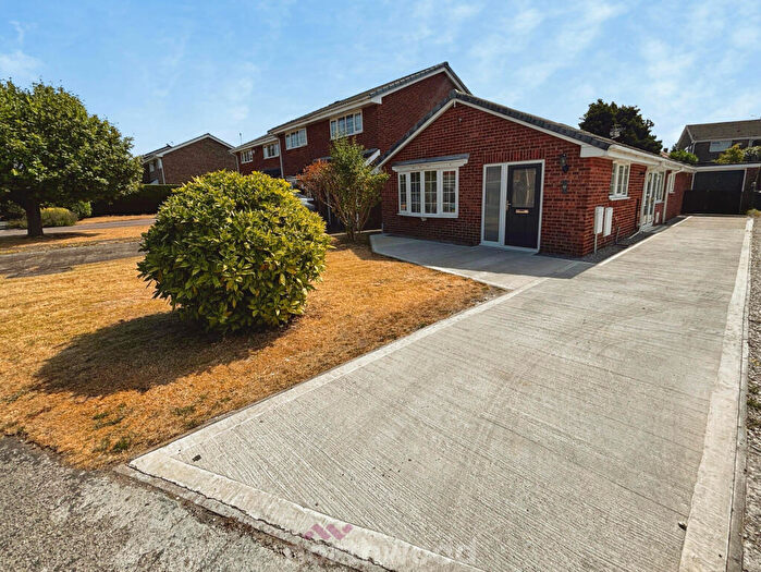 3 Bedroom Bungalow For Sale In Hoddesdon Crescent, Dunscroft, Doncaster, DN7