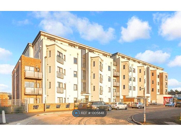 1 Bedroom Flat To Rent In Victory Park Road, Addlestone, KT15