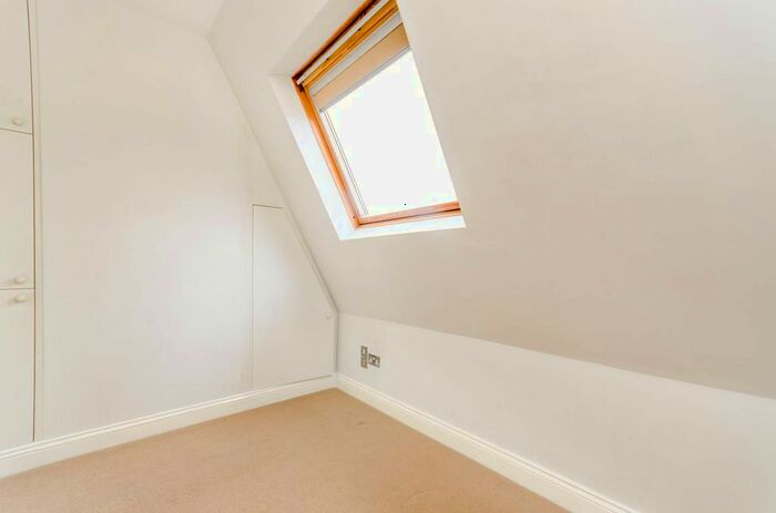 1 Bedroom Flat To Rent In Colston Road, East Sheen, London, SW14