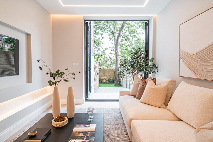 3 Bedroom Apartment For Sale In Archway Road, Highgate, N6