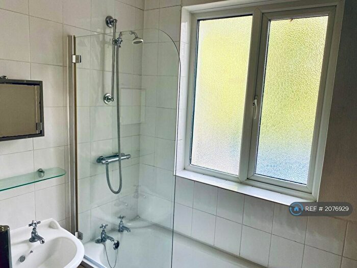 2 Bedroom Flat To Rent In Manor Drive North, New Malden, KT3