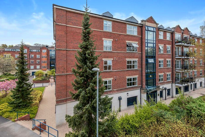 3 Bedroom Apartment To Rent In Carisbrooke Road, Leeds, West Yorkshire, LS16