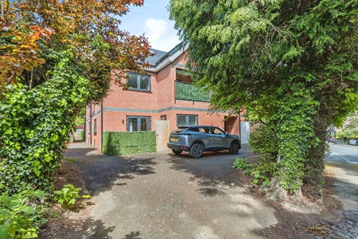 2 Bedroom Flat For Sale In Whyteleafe Hill, Whyteleafe, Surrey, CR3