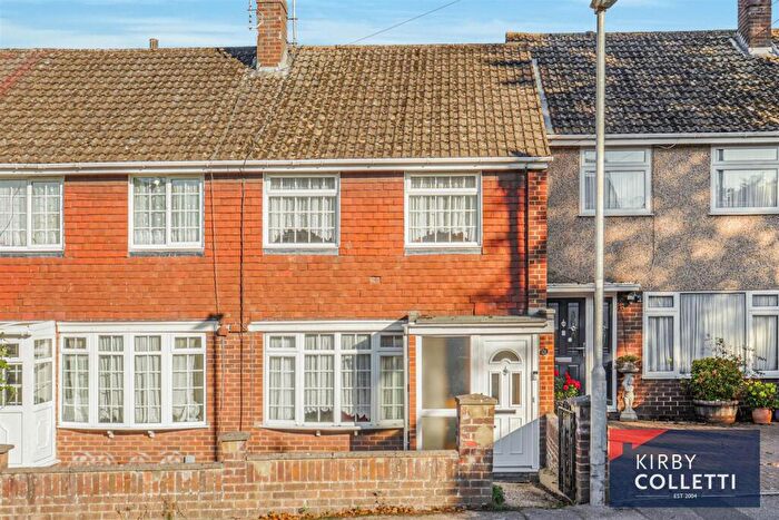 3 Bedroom Terraced House For Sale In Kennedy Avenue, Hoddesdon, EN11