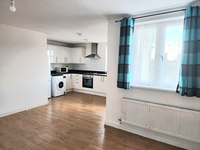 2 Bedroom Flat To Rent In Chapel Street, Woking, GU21