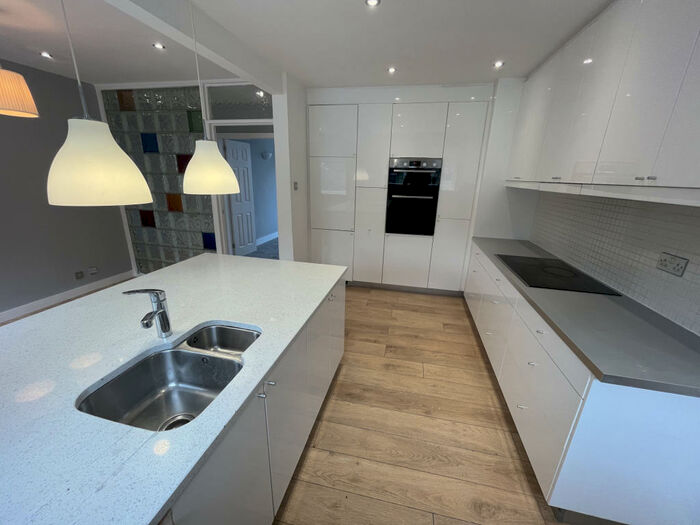 6 Bedroom Detached House To Rent In Tinshill Road, Leeds, LS16