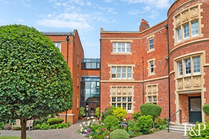 2 Bedroom Flat For Sale In Longbourn, Windsor, SL4