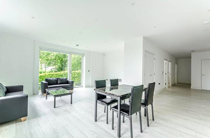 3 Bedroom Flat To Rent In Lakeside Drive, Park Royal, London, NW10