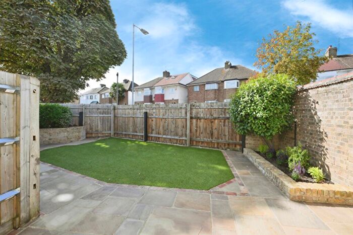 3 Bedroom Link Detached House For Sale In Turners Hill, Cheshunt, Waltham Cross, EN8