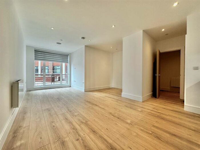 Apartment To Rent In Pycroft Road, Chertsey, KT16