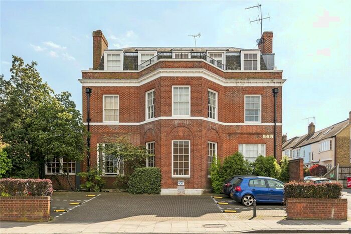 2 Bedroom Flat To Rent In Harvey Court, Upper Richmond Road West, East Sheen, London, SW14