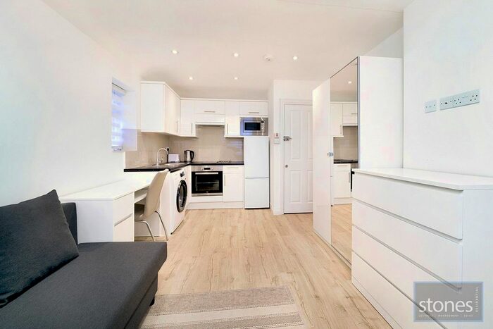 Studio To Rent In St. Andrews Road, London, W3