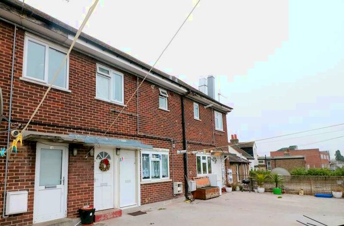 1 Bedroom Flat To Rent In Turners Hill, Cheshunt, Waltham Cross, EN8