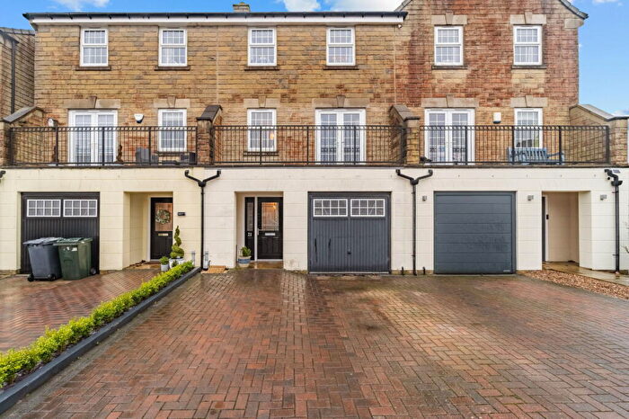 4 Bedroom Town House For Sale In Burwood Drive, Queensbury, BD13