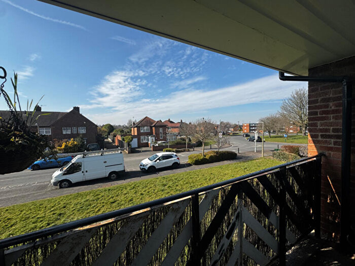 Apartment To Rent In Castle Lane, Solihull, West Midlands, B92
