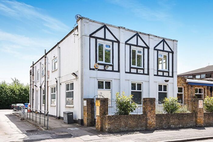 3 Bedroom Flat To Rent In Hollyfield Road, Surbiton, KT5