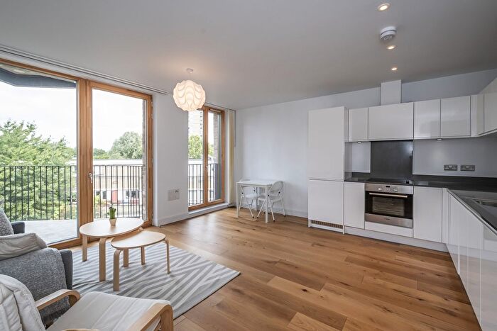 1 Bedroom Flat To Rent In Railway, Lockton Street, London, W10