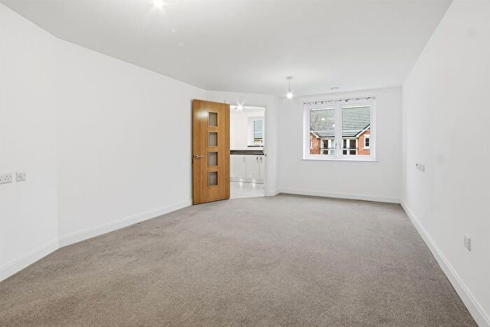 1 Bedroom Flat For Sale In Churchfield Road, Walton-On-Thames, KT12