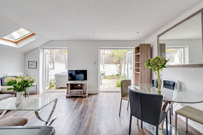 2 Bedroom Flat To Rent In Fulham Park Gardens, Parsons Green, SW6