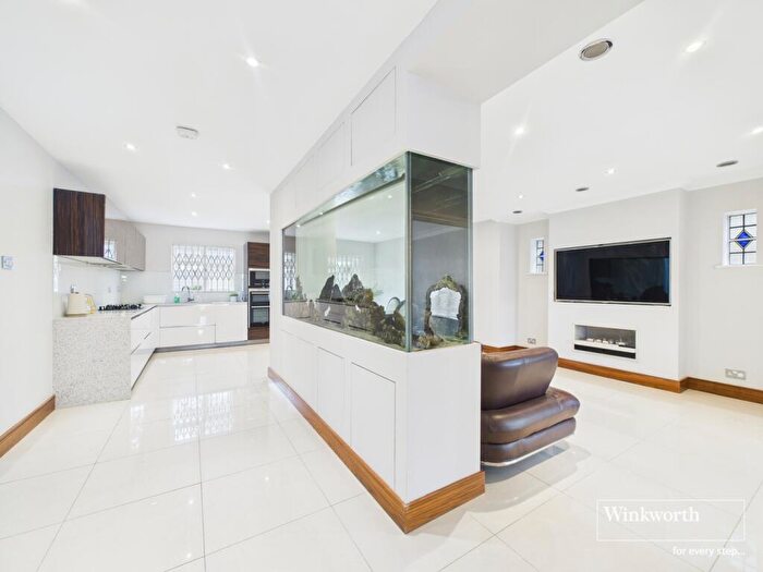 5 Bedroom Detached House For Sale In Lavender Avenue, Kingsbury, London, NW9